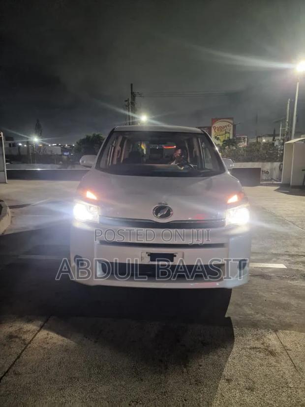 Toyota Voxy V 4WD 7-Seater 2013 White