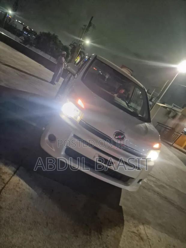 Toyota Voxy V 4WD 7-Seater 2013 White
