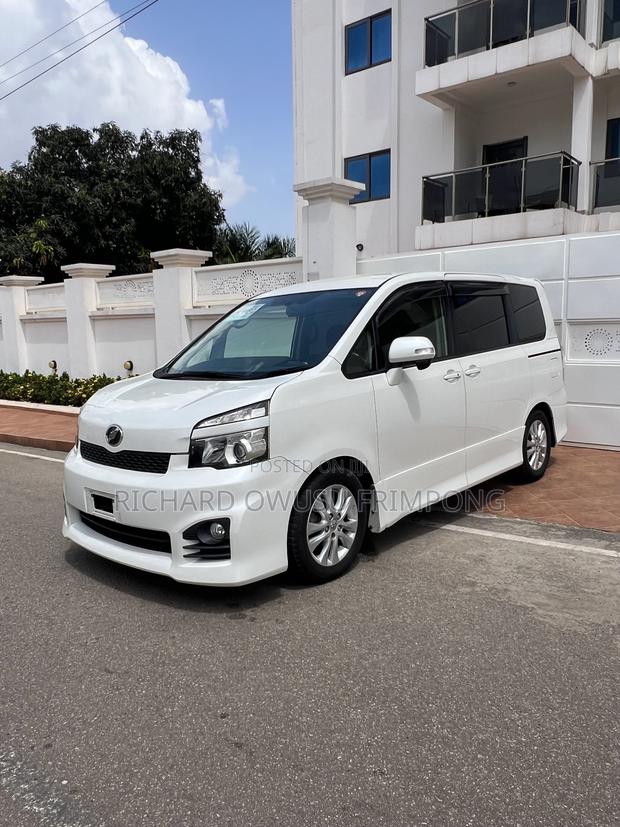 Toyota Voxy X 2WD 8-Seater 2012 White