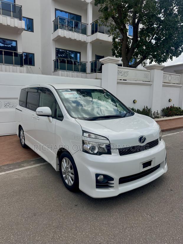 Toyota Voxy X 2WD 8-Seater 2012 White