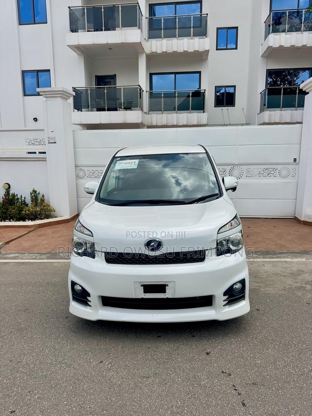 Toyota Voxy X 2WD 8-Seater 2012 White
