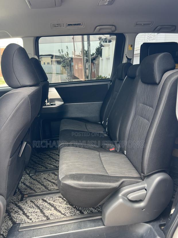 Toyota Voxy X 2WD 8-Seater 2012 White