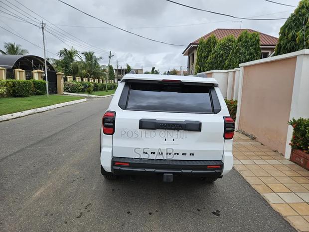 Toyota 4-Runner SR5 4WD 2025 White