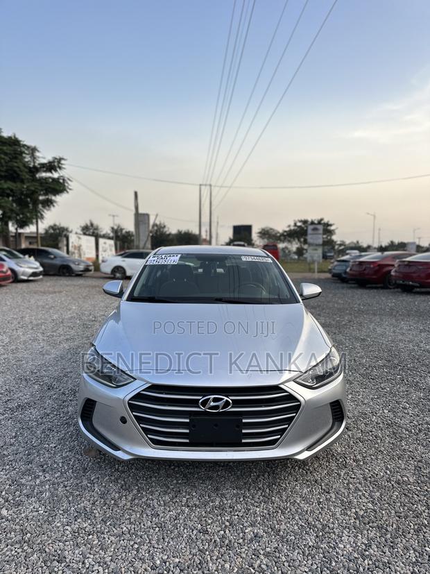 Hyundai Elantra SE Sedan FWD (2.0L 4cyl 6M) 2017 Silver
