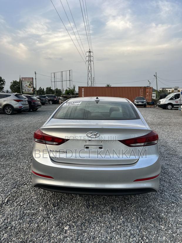 Hyundai Elantra SE Sedan FWD (2.0L 4cyl 6M) 2017 Silver