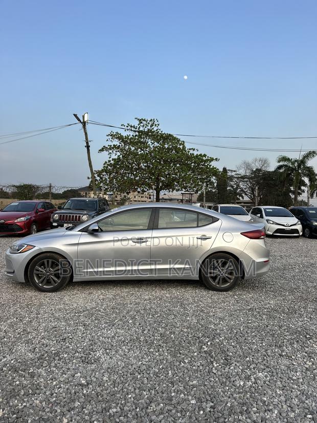 Hyundai Elantra SE Sedan FWD (2.0L 4cyl 6M) 2017 Silver