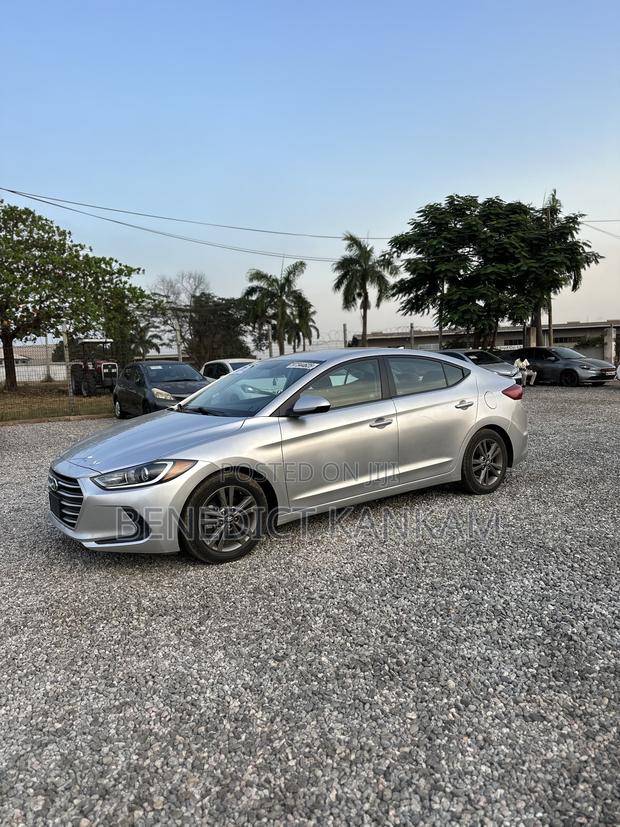 Hyundai Elantra SE Sedan FWD (2.0L 4cyl 6M) 2017 Silver