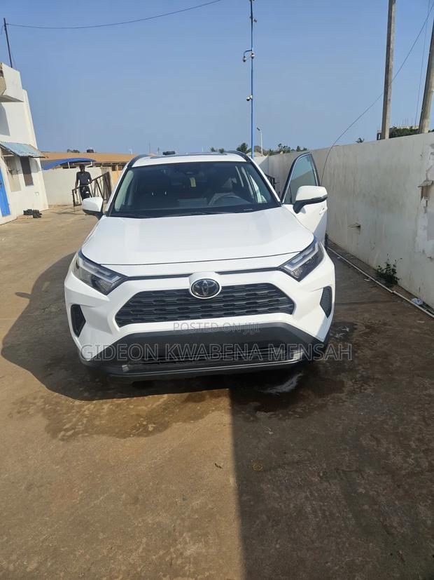 Toyota RAV4 XLE Premium 2026 White