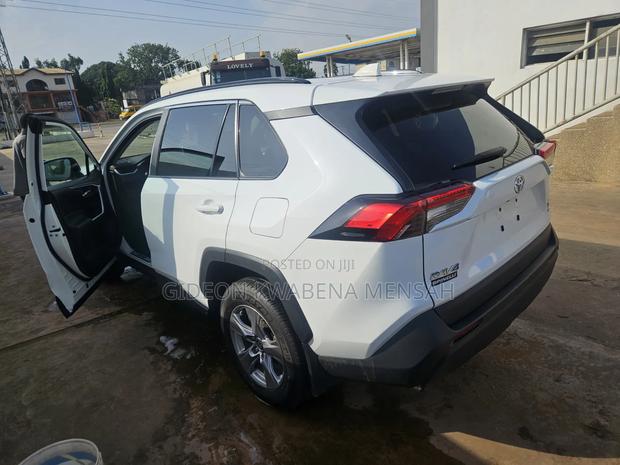 Toyota RAV4 XLE Premium 2026 White