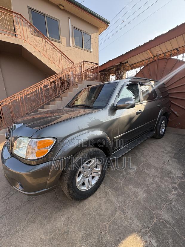 Toyota Sequoia Limited 4dr SUV (4.7L 8cyl 4A) 2004 Gray