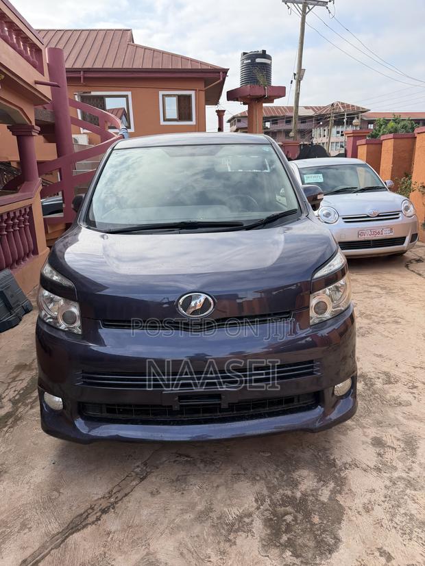 Toyota Voxy V 4WD 8-Seater 2010 Blue