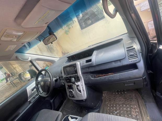 Toyota Voxy X 2WD 8-Seater 2013 Black