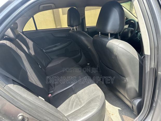 Toyota Corolla 2010 Silver