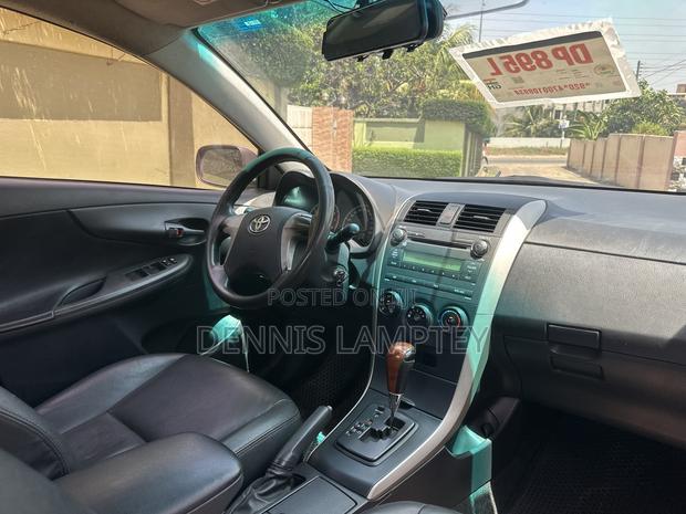 Toyota Corolla 2010 Silver