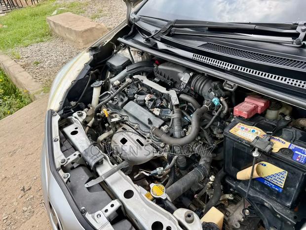 Toyota Vitz 2012 Silver