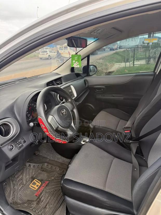 Toyota Vitz 2012 Silver
