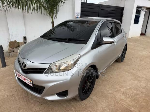 Toyota Vitz 2012 Silver