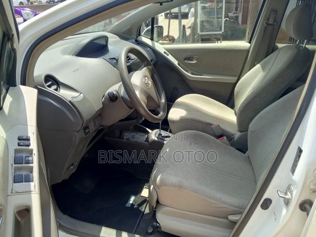 Toyota Vitz 1.3 AWD 5dr 2010 White