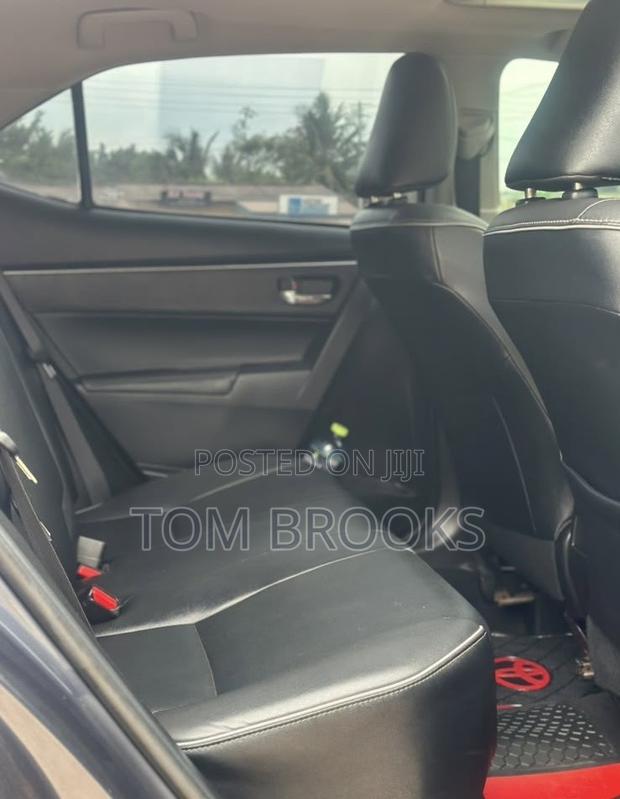 Toyota Corolla XLE (1.8L 4cyl 2A) 2019 Gray