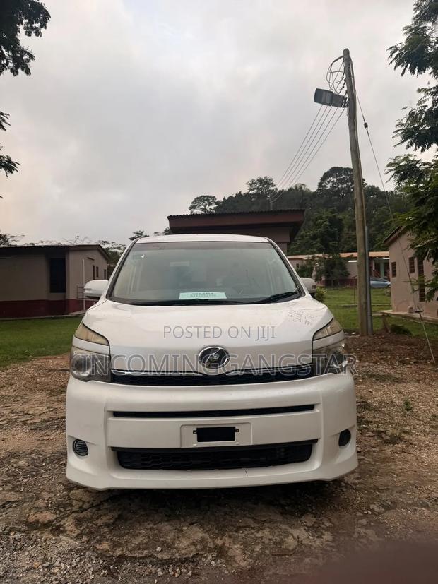 Toyota Voxy 2013 White