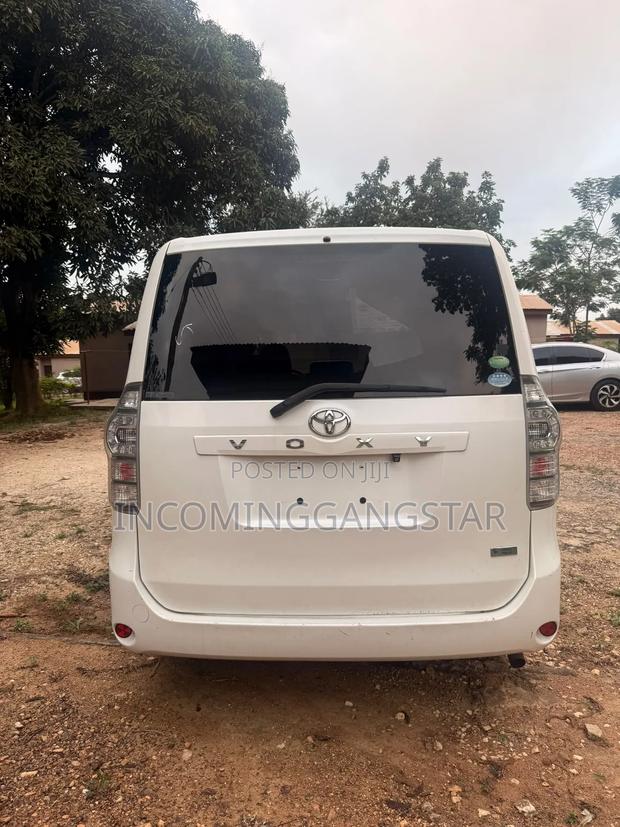 Toyota Voxy 2013 White