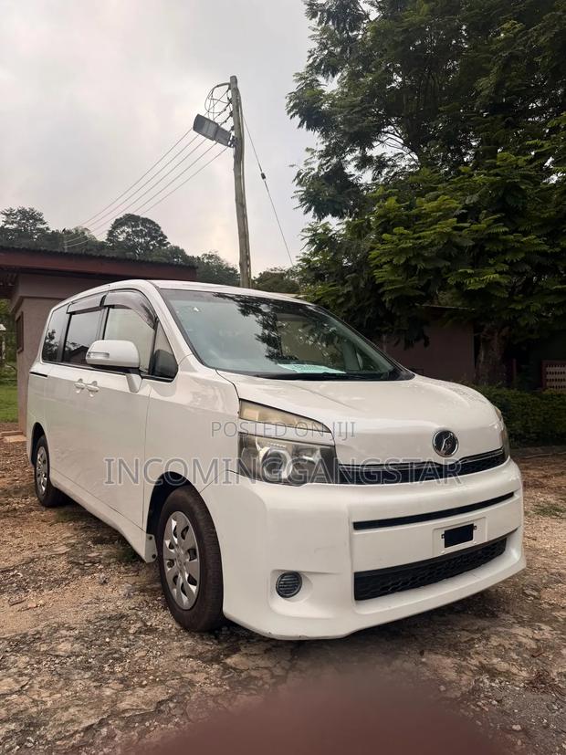 Toyota Voxy 2013 White