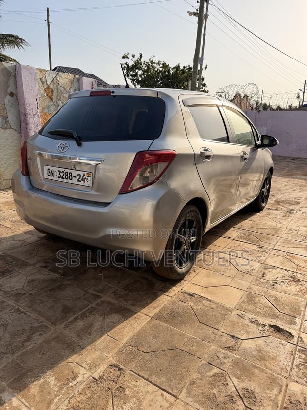 Toyota Vitz 2012 Silver