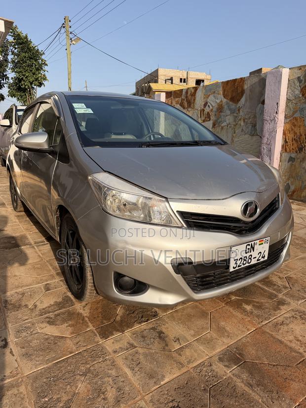 Toyota Vitz 2012 Silver
