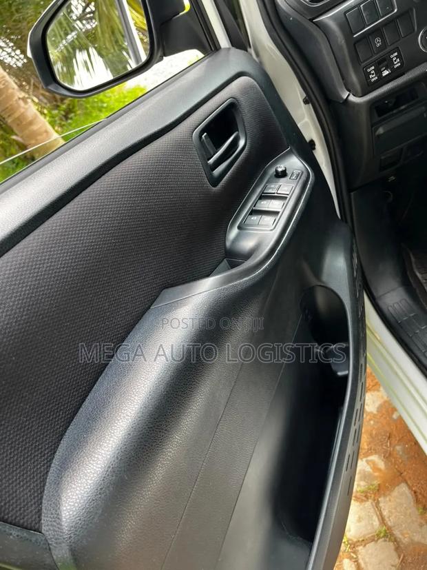 Toyota Voxy V 2WD 8-Seater 2014 White