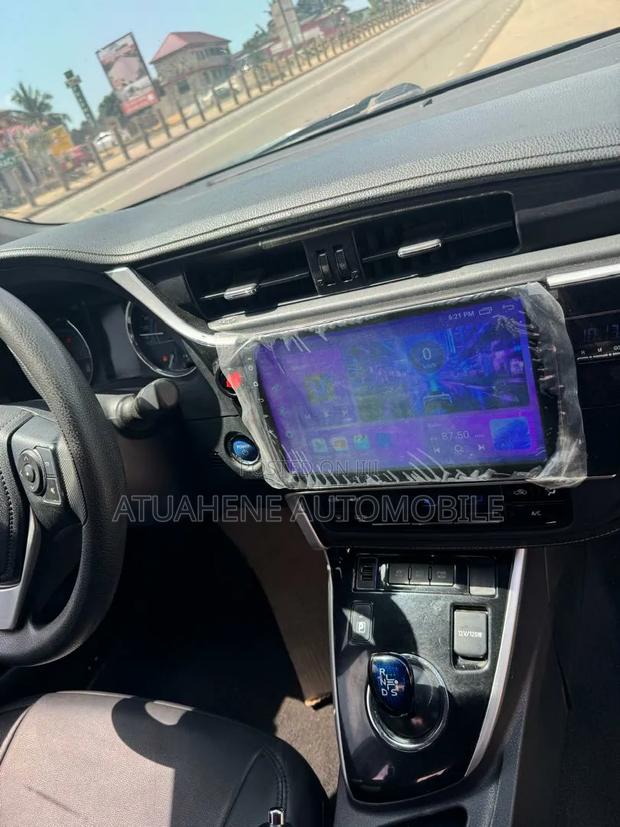 Toyota Corolla SE (1.8L 4cyl 2A) 2019 White