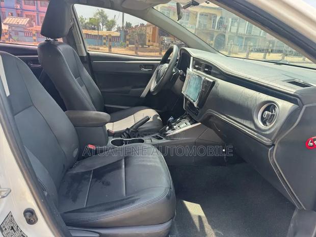 Toyota Corolla SE (1.8L 4cyl 2A) 2019 White