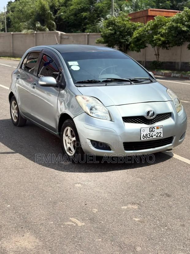 Toyota Vitz 1.3 FWD 5dr 2010 Silver