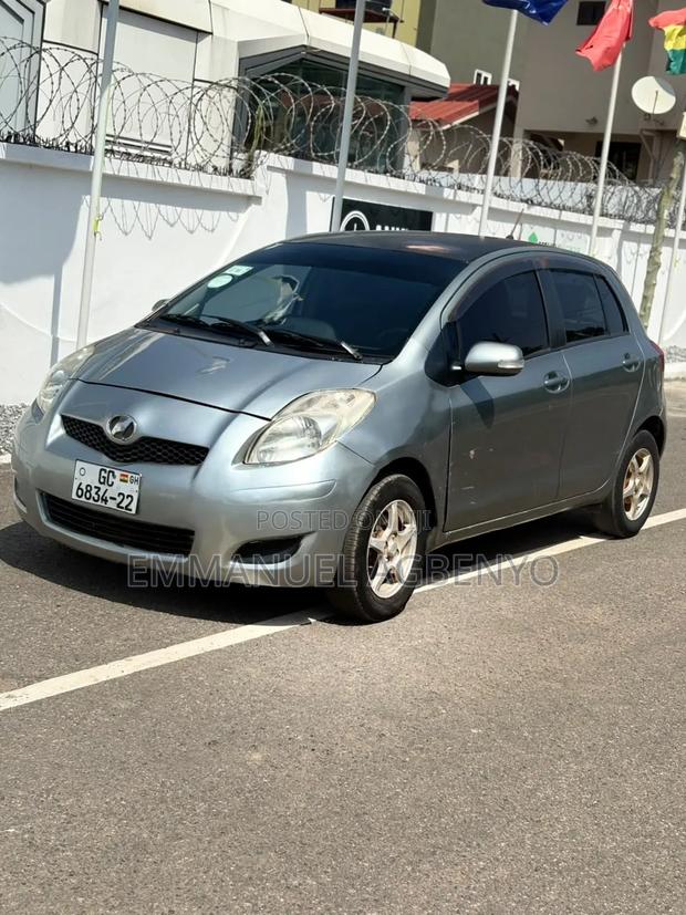 Toyota Vitz 1.3 FWD 5dr 2010 Silver
