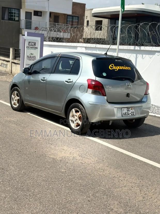 Toyota Vitz 1.3 FWD 5dr 2010 Silver