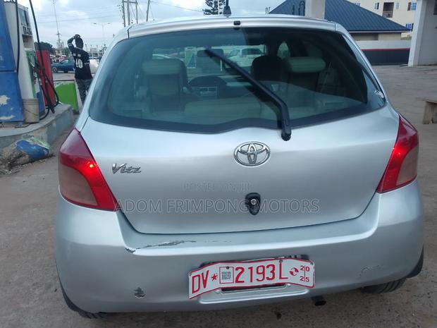 Toyota Vitz 2010 Silver