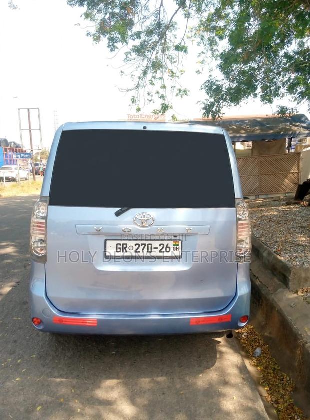 Toyota Voxy V 2WD 8-Seater 2012 Blue