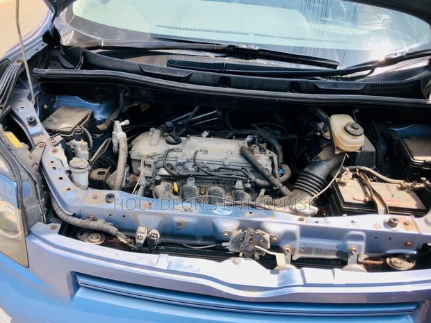 Toyota Voxy V 2WD 8-Seater 2012 Blue