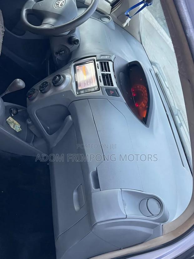 Toyota Vitz 2010 Silver