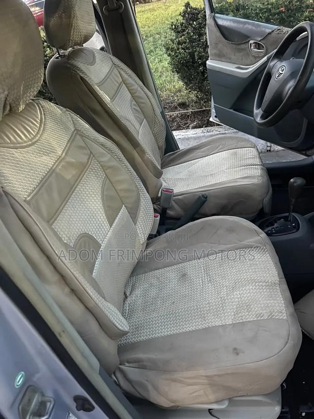 Toyota Vitz 2010 Silver