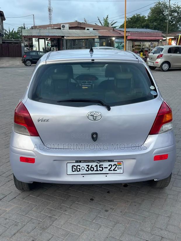 Toyota Vitz 2010 Silver