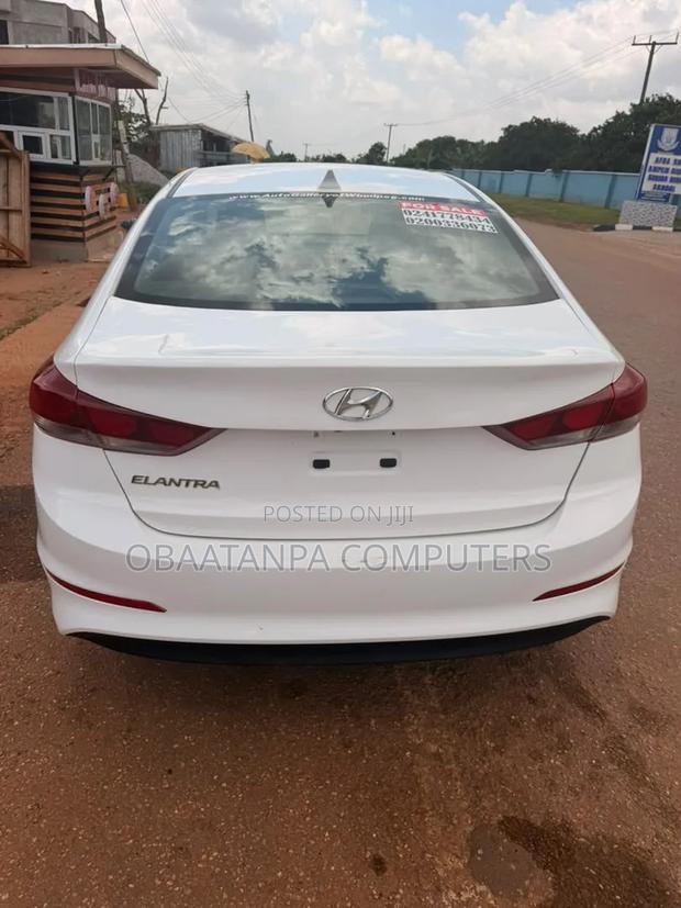 Hyundai Elantra Value Edition Sedan FWD (2.0L 4cyl 6A) 2017 White