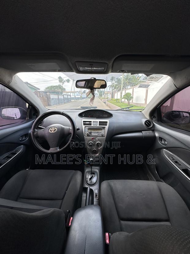 Toyota Yaris Base Sedan 4dr 2011 Gray
