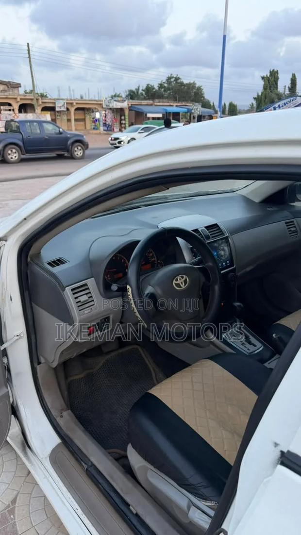 Toyota Corolla LE 4dr Sedan (1.8L 4cyl 4A) 2010 White