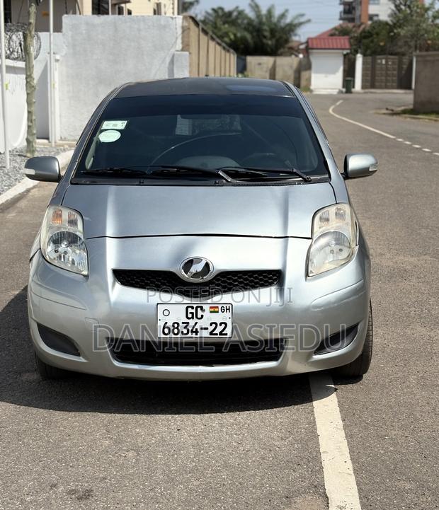 Toyota Vitz 1.3 AWD 3dr 2010 Gray