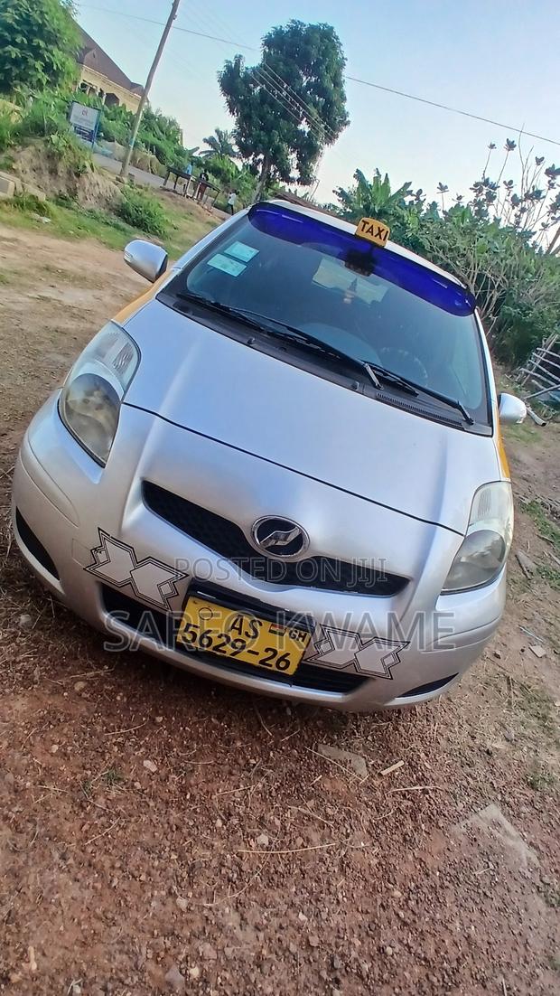 Toyota Vitz 2010 Silver