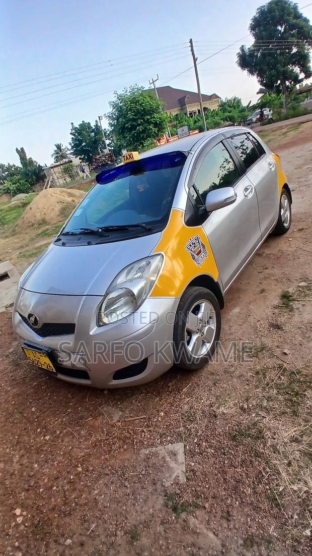 Toyota Vitz 2010 Silver