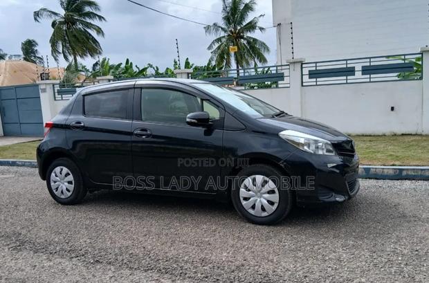 Toyota Vitz 1.3 FWD 5dr 2014 Black