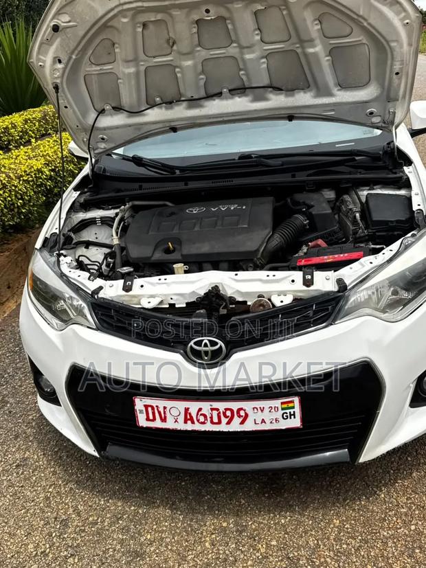 Toyota Corolla SE 4dr Sedan (1.8L 4cyl CVT) 2017 White