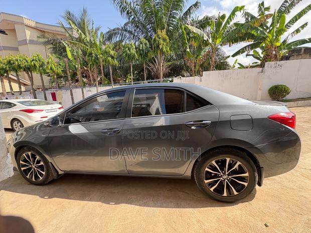 Toyota Corolla SE 4dr Sedan (1.8L 4cyl CVT) 2017 Gray
