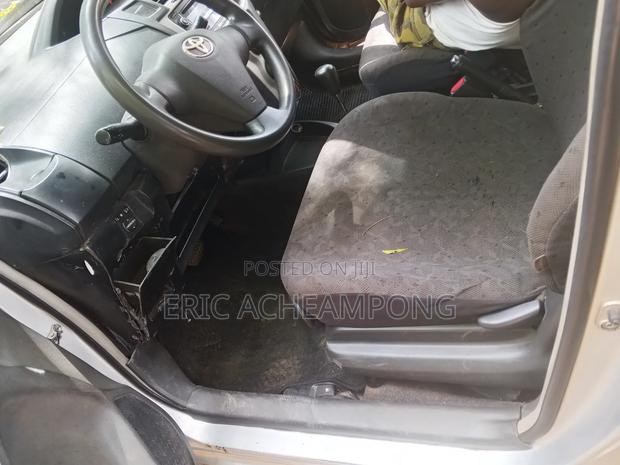 Toyota Vitz 2010 Silver